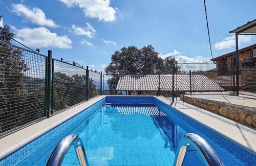 Montillana House | Country House 'Casa El Tío Patricio' with Lake View, Private Pool and Wi-Fi