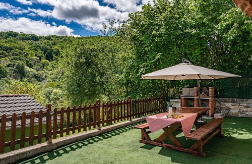 Cangas de Onis House | Country House 'La Campanona' with Mountain View, Private Terrace and Wi-Fi