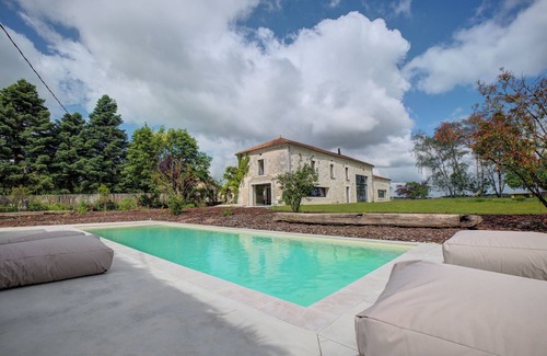 Vieux-Mareuil Villa | Country House 'Le Domaine De La Férédie' with Private Pool, Wi-Fi and Air Conditioning