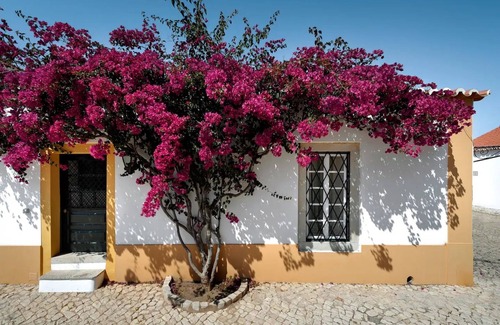 Donalda Villa | Country House "Liberal Wing Villa" with Mountain View, Shared Pool & Wi-Fi