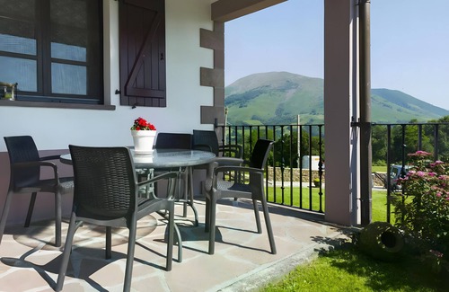 Errazu House | Country House 'Oiaraberri' with Private Garden and Wi-Fi