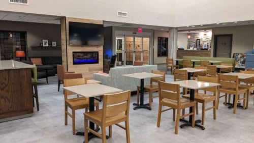 Covington Hotel | Country Inn & Suites by Radisson, Covington, LA