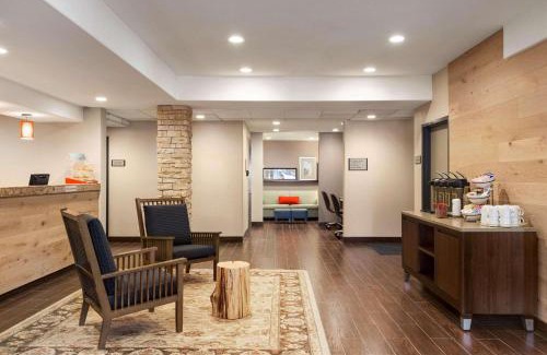 Swiss Manor Hotel | Country Inn & Suites by Radisson, Flagstaff, AZ
