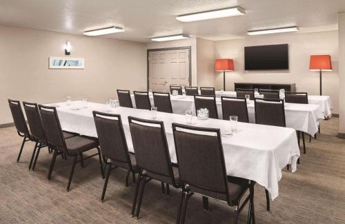 Cottage Grove Hotel | Country Inn & Suites by Radisson, Cottage Grove, MN