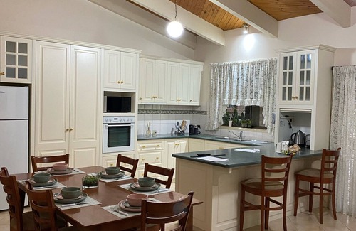 Swan Hill House | Country lifestyle on acres 4 minute drive from the Main Street