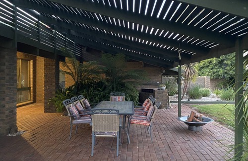 Swan Hill House | Country lifestyle on acres 4 minute drive from the Main Street