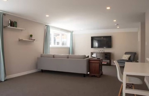 Guelph/Eramosa Bed & Breakfast | Country Oasis - King Bed w/Tempur-Pedic matress.