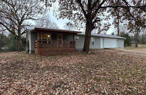 Flippin House | Country Quiet with Close-to-Town Convenience