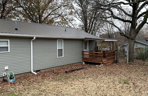 Flippin House | Country Quiet with Close-to-Town Convenience