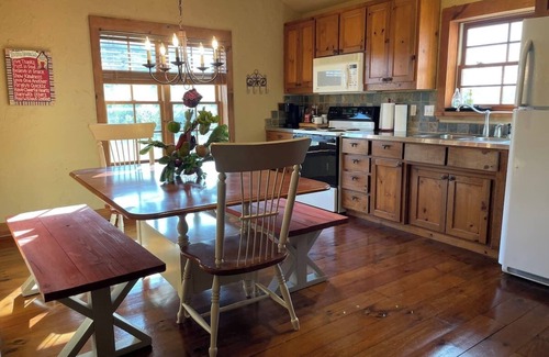 Graham Apartment | COUNTRY RETREAT, GUEST HOUSE, WIFI, POND, FAMILY, ROMANTIC, UPSTAIRS, SUNSETS