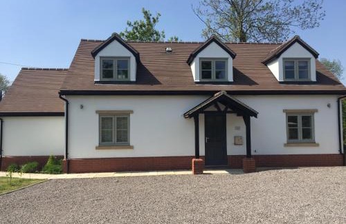 Pershore Villa | Country Retreat near Golf, Cotswolds, Stratford-Upon-Avon and Worcester