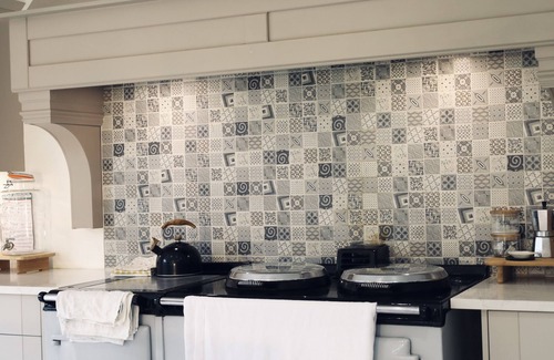 Earls Barton House | Country Retreat with Private Spa Pool & Sauna