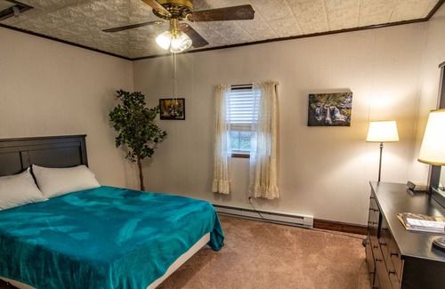 Ansted House | Country Roads House - elevated deck, fast Wi-fi, fire pit