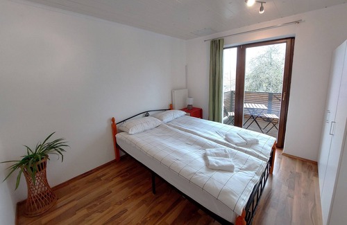 Dobrova-Polhov Gradec Apartment | Countryside Two Bedroom Apartment near Horjul