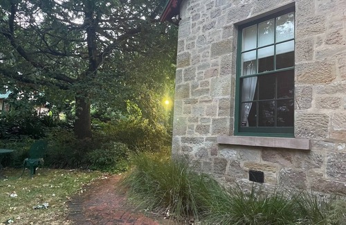 Stirling Cottage | Countryside cottage with magical gardens close to Adelaide Hills towns and parks
