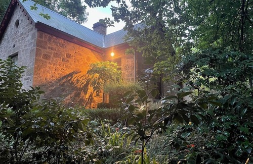 Stirling Cottage | Countryside cottage with magical gardens close to Adelaide Hills towns and parks