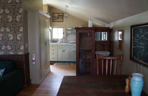 Montpelier Cottage | Countryside Cottage with Private Deck
