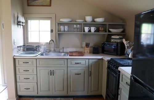 Montpelier Cottage | Countryside Cottage with Private Deck