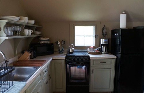 Montpelier Cottage | Countryside Cottage with Private Deck
