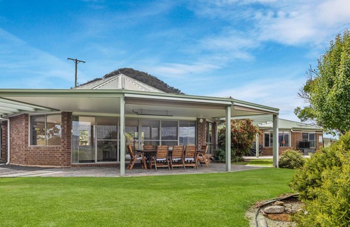 Mount Frome House | Countryside Escape with Stunning Views and Pool