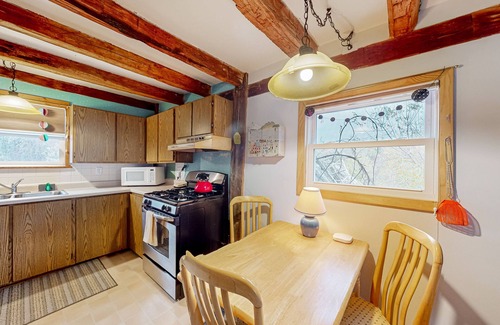 North Freedom Cottage | Countryside farm cottage with deck, grill & AC -great location near Devil's Lake