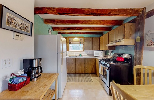 North Freedom Cottage | Countryside farm cottage with deck, grill & AC -great location near Devil's Lake