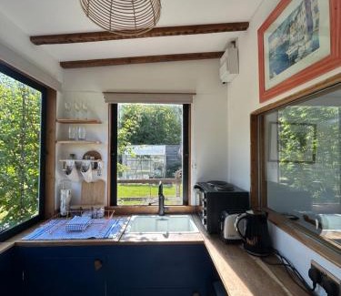 Compton Bassett Apartment | Countryside Garden Summer House