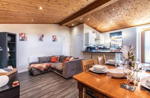 Barrow-on-Trent Apartment | Countryside log cabin with HOT TUB!