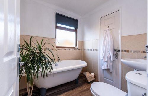 Barrow-on-Trent Apartment | Countryside log cabin with HOT TUB!