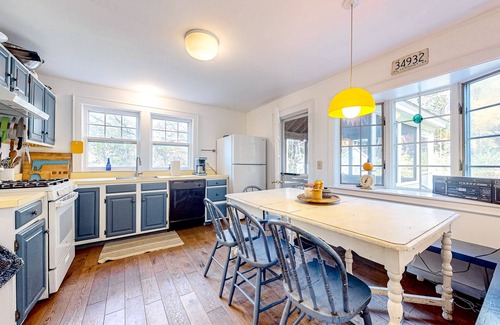 Sunderland House | Countryside mountain-view retreat with screened-in porch, near skiing & golf