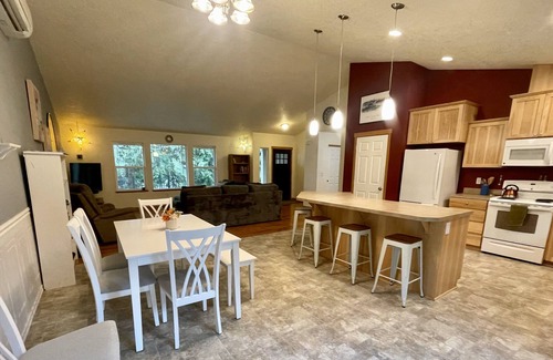 Adna House | Countryside Retreat 5 minutes from Chehalis- great for families and teams!