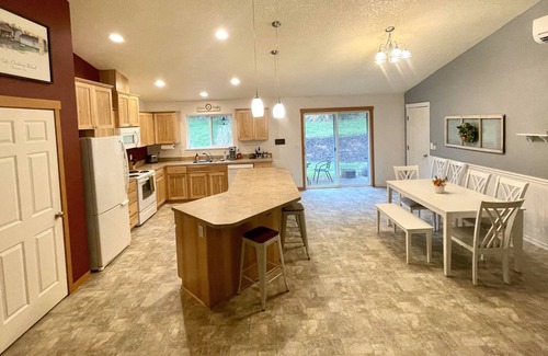 Adna House | Countryside Retreat 5 minutes from Chehalis- great for families and teams!