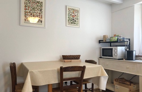 Ouerre Cottage | Countryside Retreat with Yoga and Massage Facilities, Near Historic Sites
