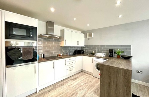 Walsall Apartment | Couples Choice! Walsall City 2BedApartment SmartTv