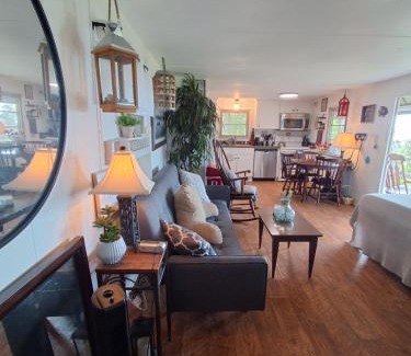 Shorterville House | COUPLES GETTAWAY! LAKE Eufaula private Cottage! BEAUTIFUL VIEWS! Couples, Honeymoon, Family of 3,BOAT PARKING