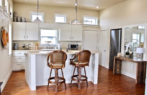 Pirates Beach House | Couples Retreat Close to beach & golf Peaceful
