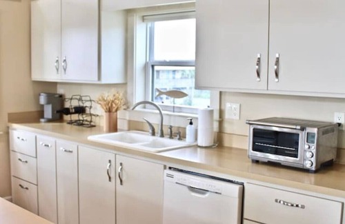 Pirates Beach House | Couples Retreat Close to beach & golf Peaceful