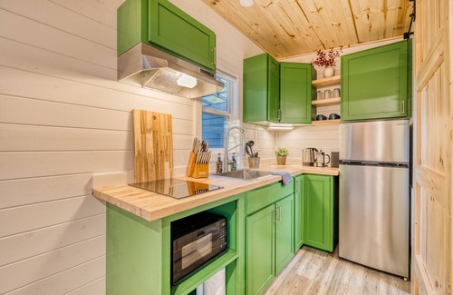 Blue Ridge Cabin | Couples Retreat:King Bed:Hot tub:Fire pit, Pizza Oven: Outdoor Showers :& More