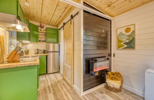 Blue Ridge Cabin | Couples Retreat:King Bed:Hot tub:Fire pit, Pizza Oven: Outdoor Showers :& More