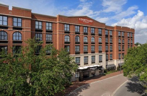 Old West Broad Neighborhood Hotel | Courtyard by Marriott Savannah Downtown - Historic District