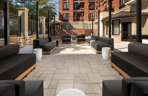 Old West Broad Neighborhood Hotel | Courtyard by Marriott Savannah Downtown - Historic District