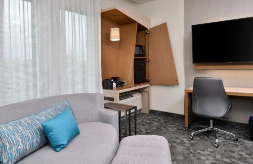 Dixie - Berryhill Hotel | Courtyard Charlotte Steele Creek