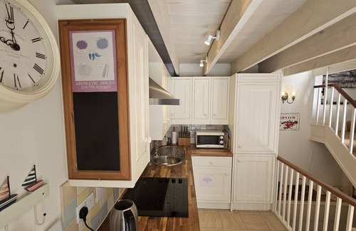 Portloe Cottage | Cove Cottage - sleeps 6 guests in 3 bedrooms