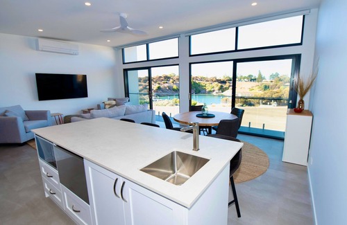 Penneshaw Apartment | Cove Landing Marina Apartment03 - The YC Lily May
