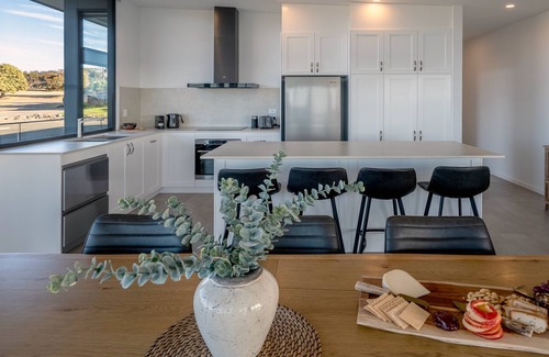 Penneshaw Apartment | Cove Landing Marina Apartment01-The SS Karatta