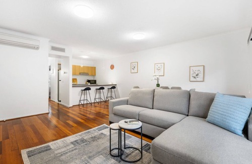 South Melbourne Apartment | Coventry Gardens Family Escape -sleeps 4