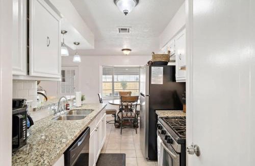 Pasadena House | Covered Back Patio Covered Parking Game Room WIFI Smart TV's every room Washer & Dryer