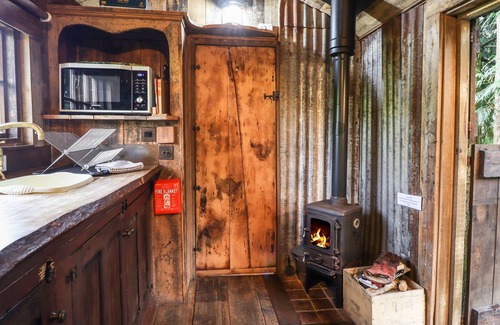 Newcastle-on-Clun Cottage | COWBOY, pet friendly, character holiday cottage in Beguildy