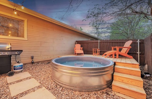 Tanglewood Forest House | Cowboy Pool Bliss, 2BR/2BA Retro Vibes, King Beds
