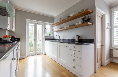 Mortlake Apartment | Cowley Road by onefinestay